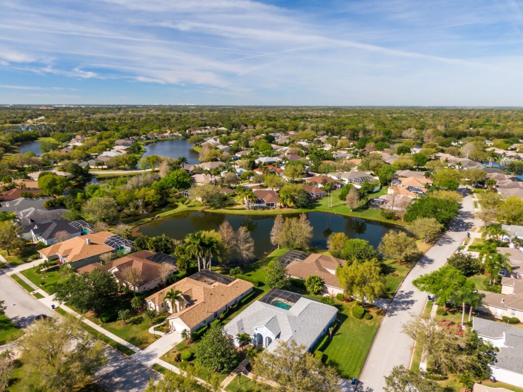 A bird 's eye view of houses and water.